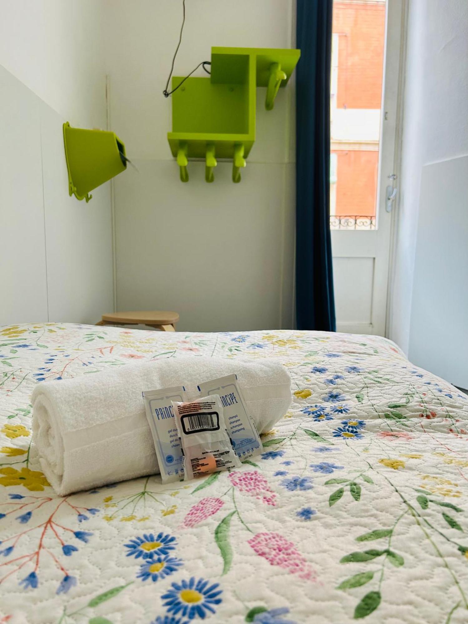 Central And Basic Universitat For Young Hostel Barcelona Exterior foto