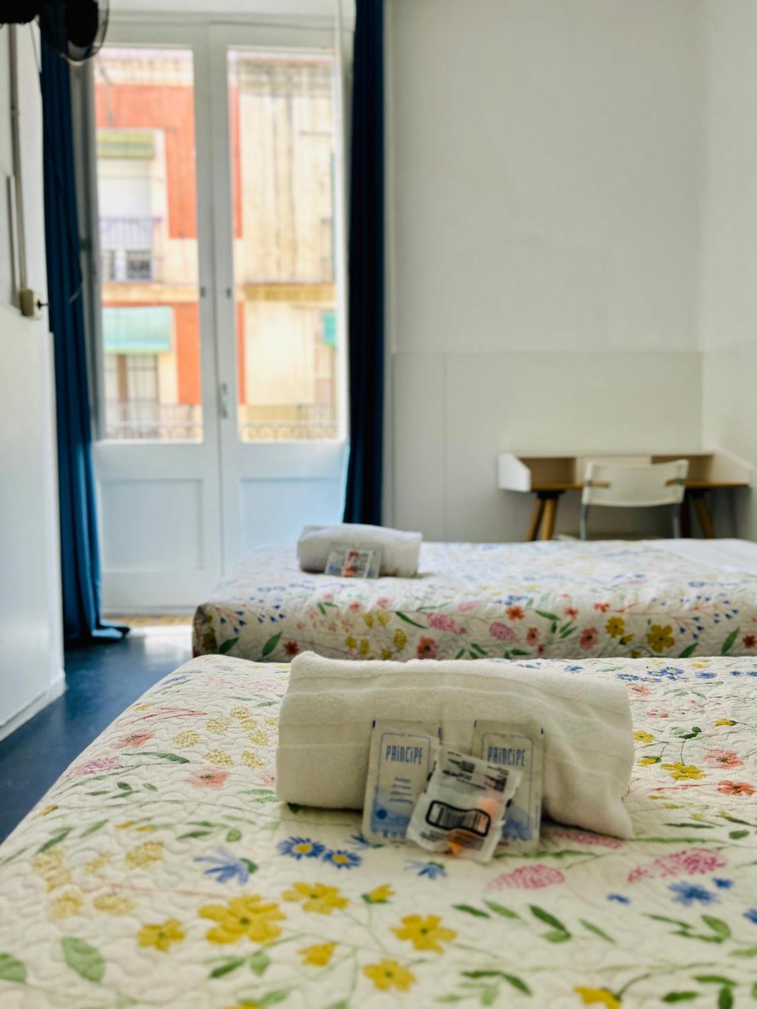 Central And Basic Universitat For Young Hostel Barcelona Exterior foto